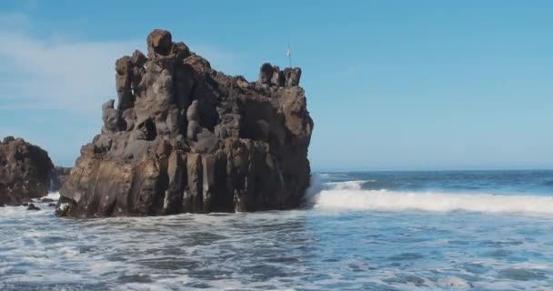 Oceano Atlantico selvaggio a Tenerife, Isole Canarie, Spagna . — Video Stock