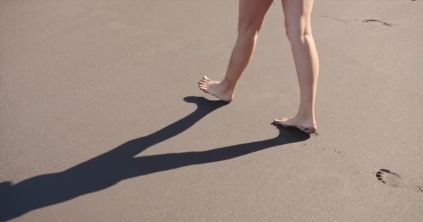 Vrouw voeten lopen blootsvoets op het strand voetafdrukken achterlatend in zand. — Stockvideo