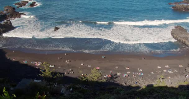 Top kilátás nyílik a fekete vulkanikus strand. Tenerife szigetének partja. — Stock videók