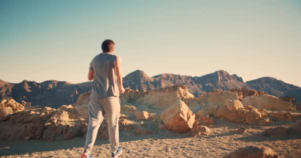 Marcher à la surface de Mars. Concept futuriste de colonisation et d'exploration spatiale . — Video