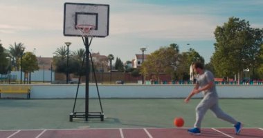 Basketbol Oyuncusu Eğitimi. Basketbol sahasında oynuyor. Basketbolcu topla zıplıyor.