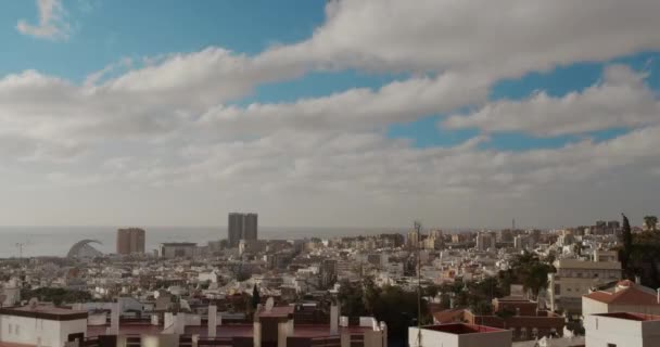 Zaman ayarlı. Santa Cruz de Tenerife şehri. İspanya 'daki Kanarya Adaları' nın başkenti. Deniz kenarında bir şehir. — Stok video