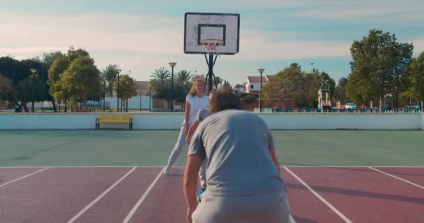 Familie basketbal spelen op het buitenveld . — Stockvideo