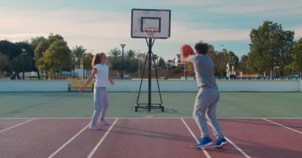 Familie basketbalspelers oefenen op de speelplaats. Aanval tegenstander, bezit bal, verandering van leiderspositie. — Stockvideo