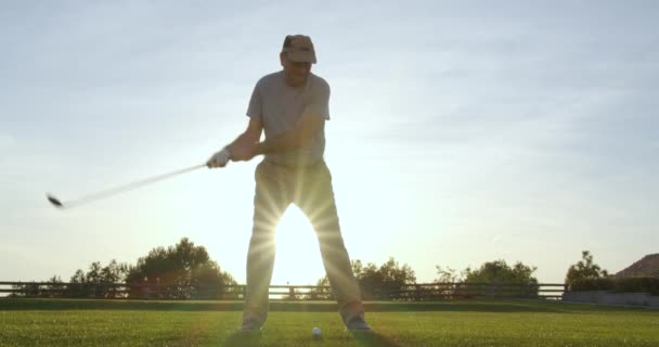 Jóképű idősebb golfozó lengő golf klub, golf a paradicsomban. — Stock videók