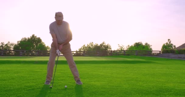 Bonito golfista mais velho balançando clube de golfe, golfe no paraíso . — Vídeo de Stock