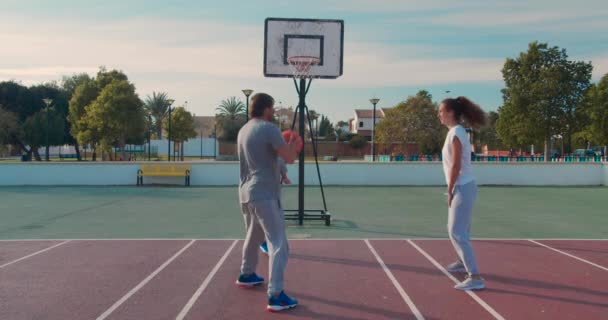 Basketballspieler der Familie üben auf dem Spielplatz. Angriffsgegner, Ballbesitz, Führungswechsel. — Stockvideo