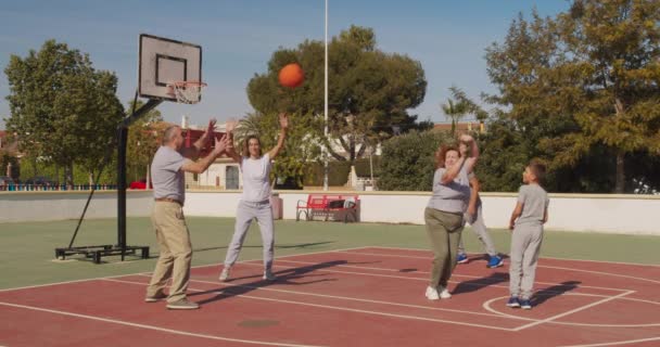 Los jugadores de baloncesto de la familia practican en el patio. Ataque oponente, posee pelota, cambio de posición de liderazgo . — Vídeos de Stock