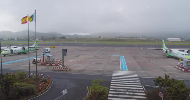 15 DE FEBRERO DE 2020 - TENERIFE, ISLAS CANARIAS, ESPAÑA: Timelapse del manejo in situ de un avión en el aeropuerto. Servicio de aeropuerto . — Vídeos de Stock