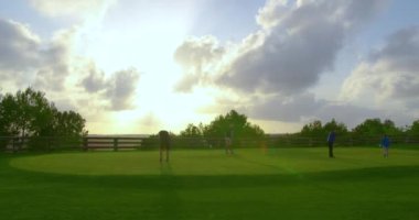 15 Şubat 2020 - Tenerife, Kanarya Adaları, İspanya: Birçok insan golf sahasında pratik yapıyor. Zaman Uygulaması.