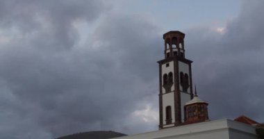 Santa Cruz de Tenerife 'deki La Laguna Katedrali. Zaman Uygulaması.