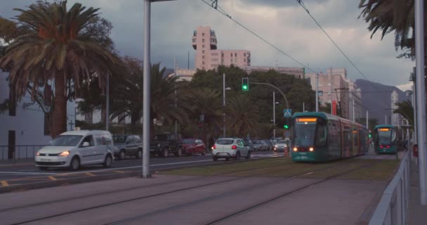 15 lutego 2020 - Teneryfa, Wyspy Kanaryjskie, Hiszpania: Krajobraz, Santa Cruz de Tenerife, Ulice miasta, Budynki, Samochody, Ulica, tramwaje, Góry, Hiszpania, Teneryfa. — Wideo stockowe