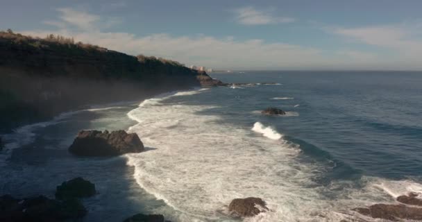 空中展望。テネリフェ島沿岸の火山ビーチと波を飛び越える. — ストック動画