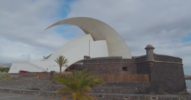 25 лютого 2020 - Тенерифе, Іспанія: Пропуск часу. Auditorio de Tenerife) у місті Санта-Крус-де-Тенерифе.. — стокове відео