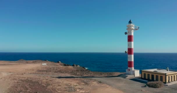 Hava görüntüsü. Atlantik Okyanusu kıyısındaki deniz feneri. Hava görüntüsü. Kanarya Adaları. — Stok video