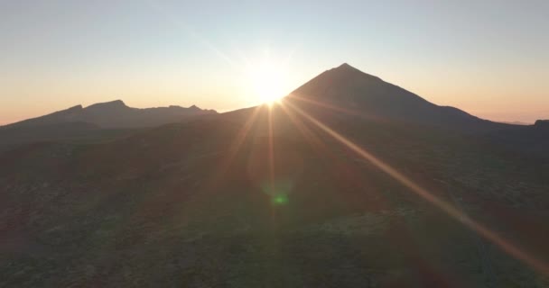 Luchtfoto 's. Zonsondergang boven Teide vulkaan, Tenerife, Canarische eilanden, Spanje. — Stockvideo