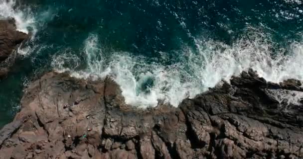 Вид с воздуха. Скалистый берег острова Тенерифе. Вид сверху на обветшавшее побережье . — стоковое видео