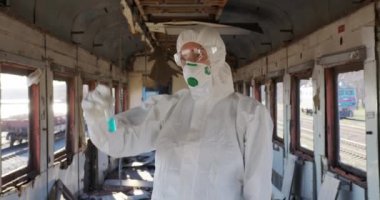 İlaç şişesi ve antiviral aşıyı kontrol eden eczacı..