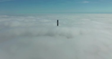 Bulutlarda uçarken bulutlarda uçarken. Bulutlar kamerada hareket ediyor. Bulutların arasında uçarken.