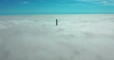 Bulutlarda uçarken bulutlarda uçarken. Bulutlar kamerada hareket ediyor. Bulutların arasında uçarken.