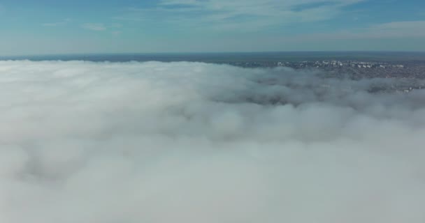Bulutlarda uçarken bulutlarda uçarken. Bulutlar kamerada hareket ediyor. Bulutların arasında uçarken. — Stok video