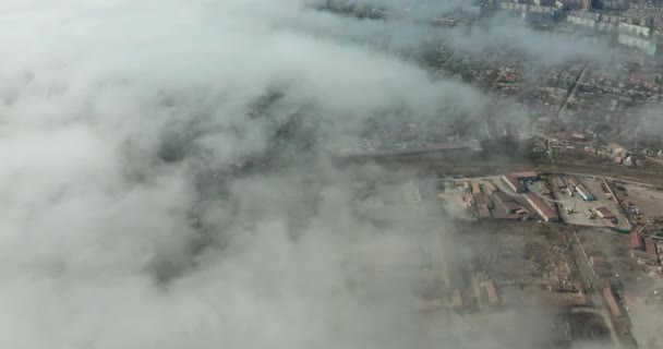 Αεροφωτογραφία. Γραφική εναέρια άποψη μέσω κινούμενων λευκών νεφών. Ομίχλη. — Αρχείο Βίντεο