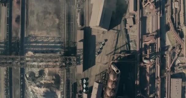 Vue aérienne. Émissions atmosphériques des tuyaux industriels.