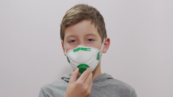 Tıbbi maskeli çocuk. Koronavirüsün salgın kontrolü ve uygun enfeksiyon önleme. — Stok video