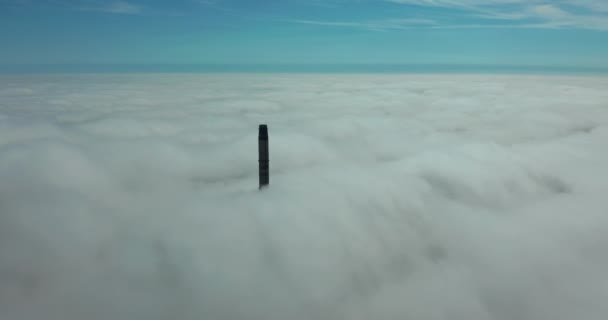 Vista aérea. Tubo jogando fumaça no céu . — Vídeo de Stock