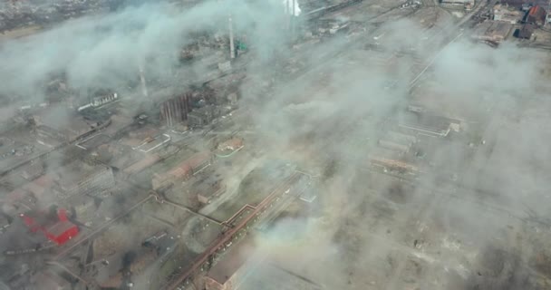 Luchtfoto over geïndustrialiseerde stad met lucht atmosfeer. — Stockvideo