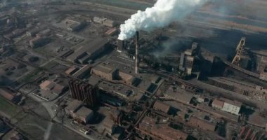 Hava görüntüsü. Borular Gökyüzüne Duman Atar..