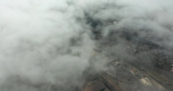 Légi kilátás szmog és a szennyezés lóg a város felett. — Stock videók