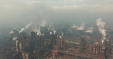 Hava görüntüsü. Endüstriyel borulardan atmosfere emisyon. İHA ile vurulan baca boruları.