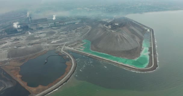 Vista aérea. dron volando hacia adelante sobre un mar contaminado con ecosistema destruido. escoria vertedero envenenamiento suelo y agua. emisiones atmosféricas de la industria. desastre ambiental . — Vídeo de stock