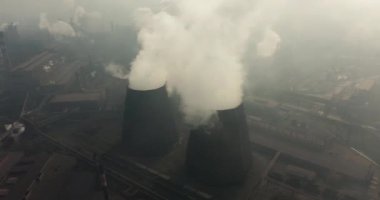 Hava. Endüstriyel güç bitki buhar ve duman. Kirlilik, çevre kirliliği, küresel ısınma konsepti.