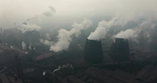 Légi felvétel. Ipari csövek kibocsátása a légkörbe. Smokestack csövek lőtték drón. — Stock videók