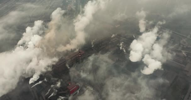 Vue de dessus de l'usine métallurgique. De la fumée qui sort des tuyaux de l'usine. écologie . — Video