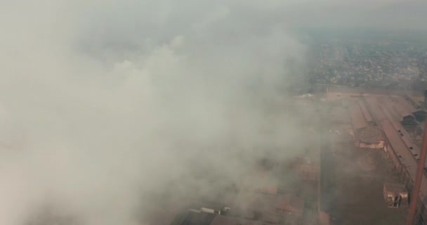 Luchtfoto. Rook en stoom uit industriële elektriciteitscentrale. Verontreiniging, vervuiling, opwarming van de aarde van concept. — Stockvideo