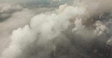 Üstten görünüm Metalurji tesisi. Duman fabrika boru dışarı geliyor. ekoloji.