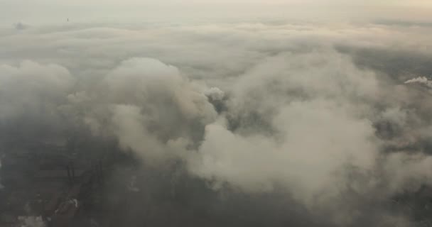Vue aérienne. Émissions atmosphériques des tuyaux industriels. Tuyaux Smokestack filmés avec un drone. — Video