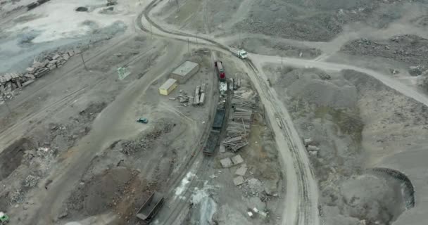 Βαρύς εξοπλισμός σκάβει και μεταφέρει μεταλλεύματα μέσα σε ένα τεράστιο ανοιχτό ορυχείο.. — Αρχείο Βίντεο