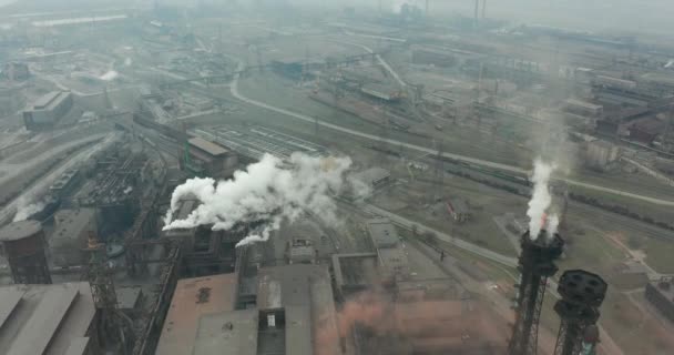 煙の放出を持つ高パイプの壮大な航空機。植物パイプは大気を汚染する。工業工場の汚染、煙の出る排気ガス。工業地帯、濃い煙の噴煙。気候変動生態学. — ストック動画