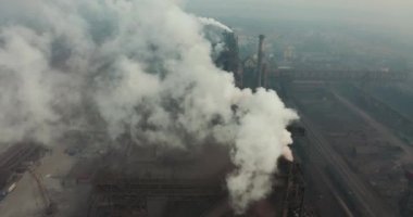 Üstten görünüm Metalurji tesisi. Duman fabrika boru dışarı geliyor. ekoloji.