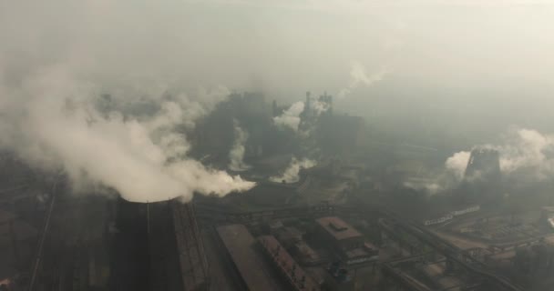 Vista superior de la planta metalúrgica. Humo saliendo de las tuberías de la fábrica. ecología . — Vídeos de Stock