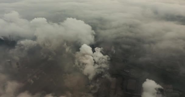 Вид зверху на металургійний завод. Дим виходить з заводських труб. екологія . — стокове відео