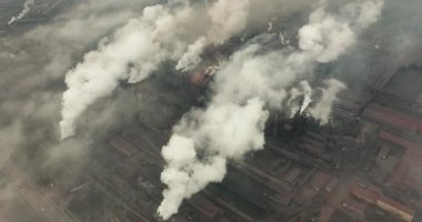 Üstten görünüm Metalurji tesisi. Duman fabrika boru dışarı geliyor. ekoloji.