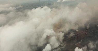 Hava görüntüsü. Endüstriyel borulardan atmosfere emisyon. İHA ile vurulan baca boruları.