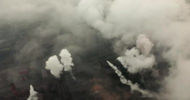 Üstten görünüm Metalurji tesisi. Duman fabrika boru dışarı geliyor. ekoloji.