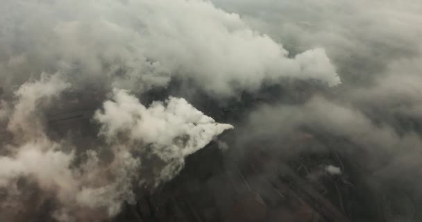 Вид с воздуха. Выброс в атмосферу из труб промышленного назначения. Дымовые трубы, снятые беспилотником. — стоковое видео