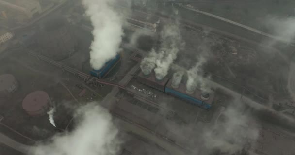 Vista aérea. Emissão para a atmosfera de tubos industriais. Tubos Smokestack disparados com drone. — Vídeo de Stock